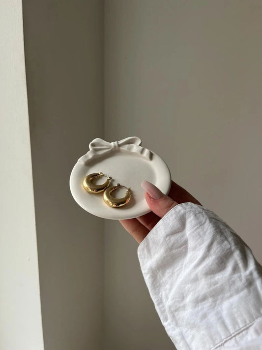 Dainty bow plate